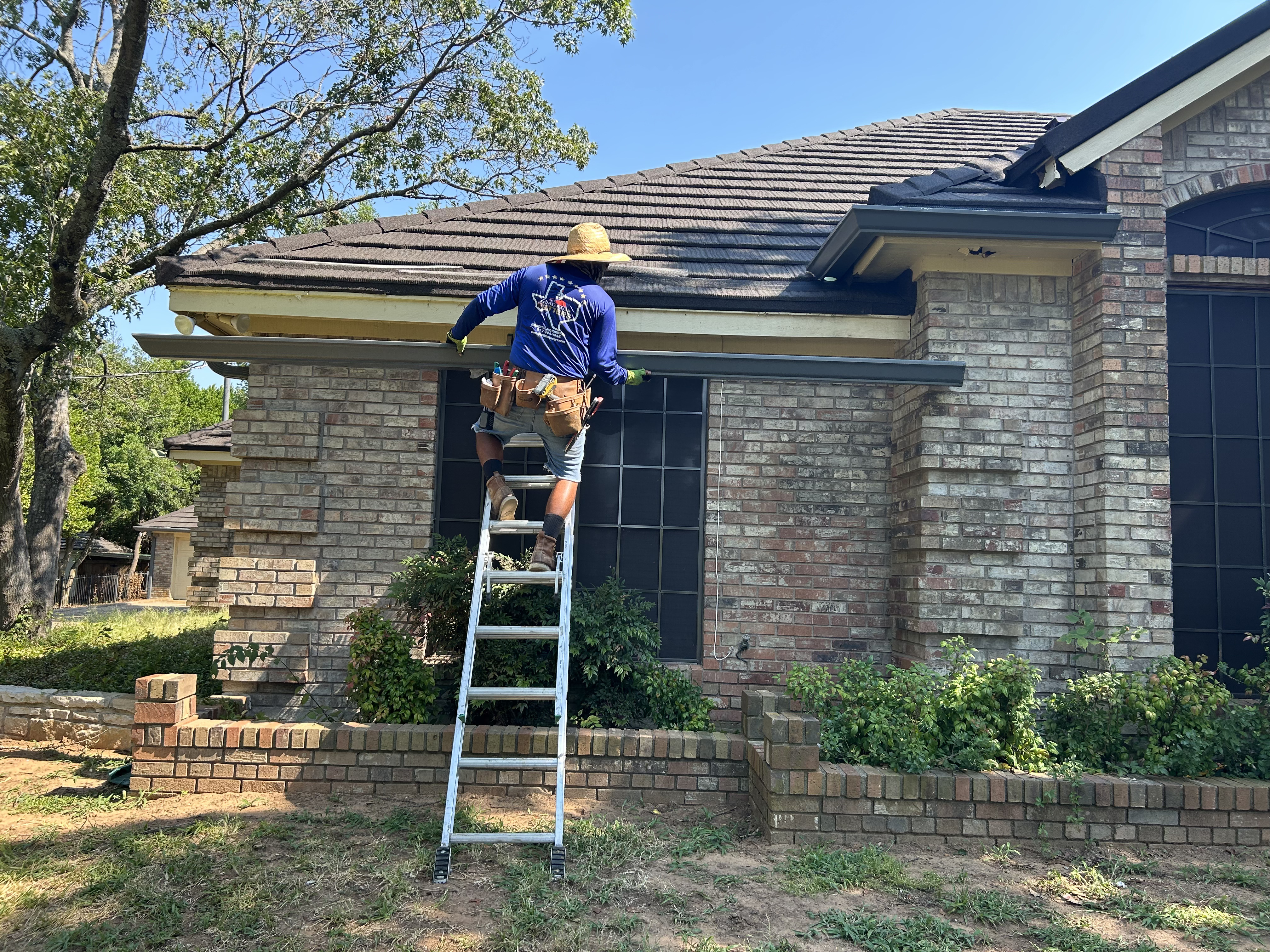 Seamless gutter installation on a Texas home